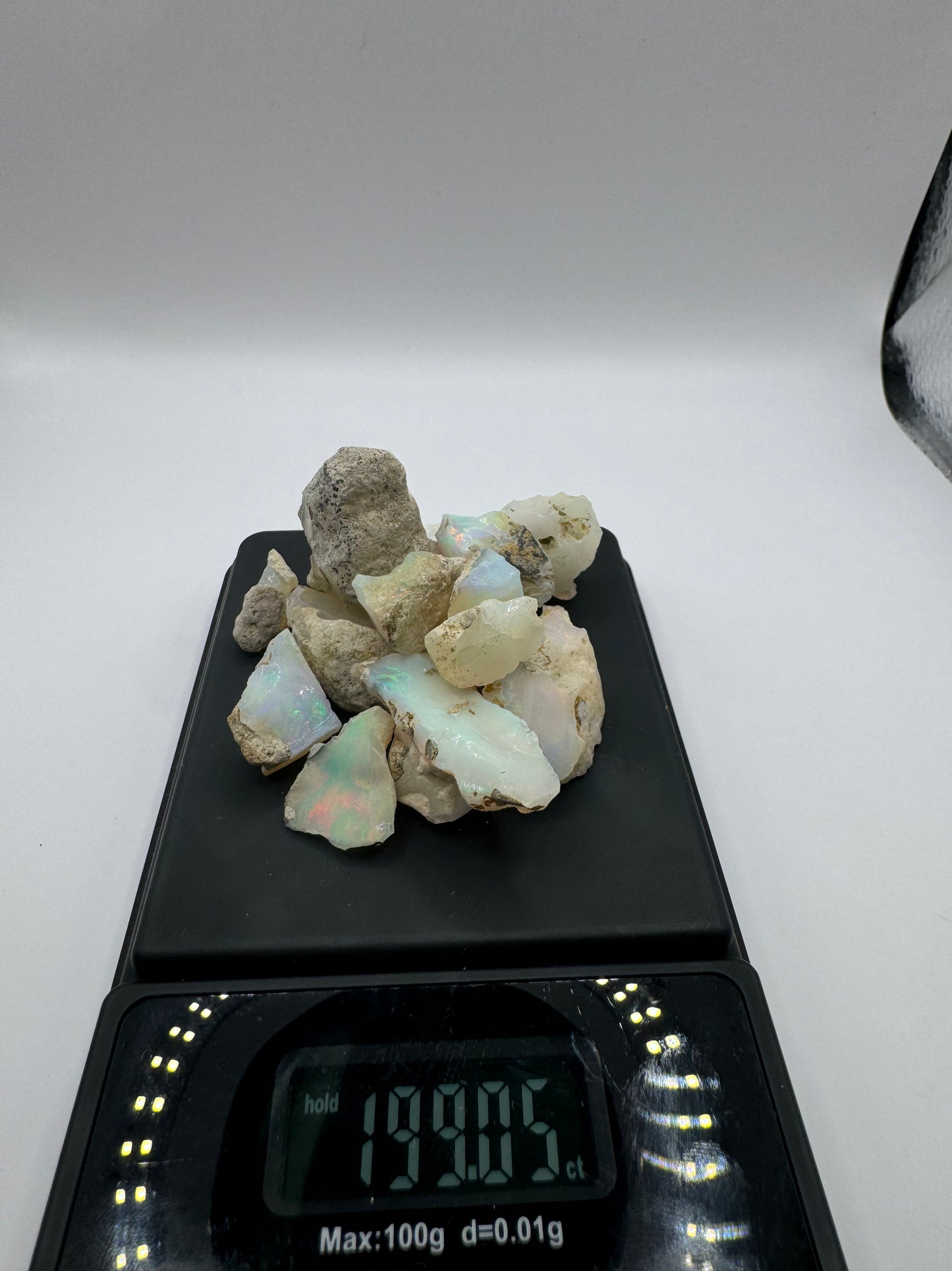 11 (16 opals: 199.05 cts)