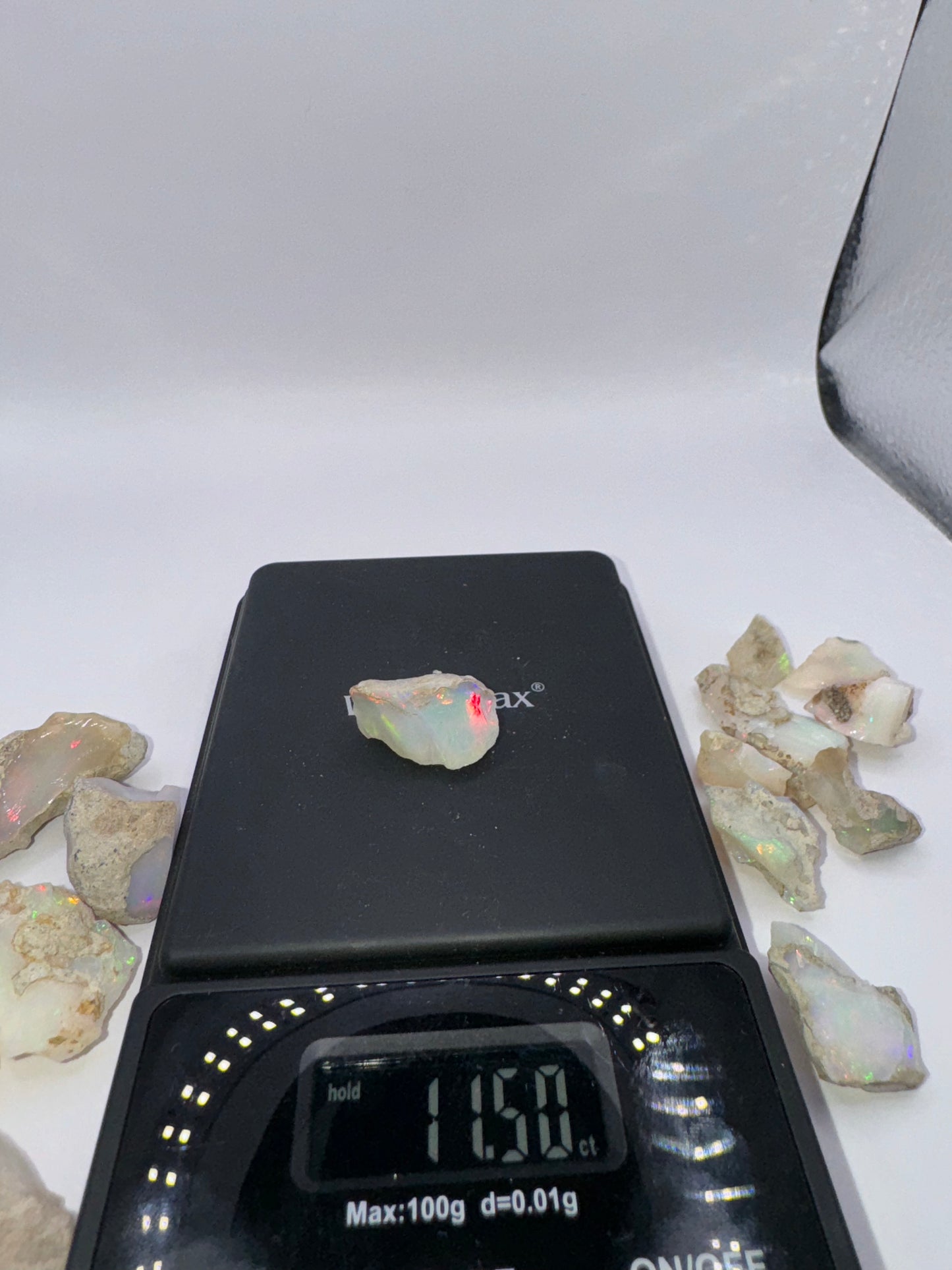 11 (16 opals: 199.05 cts)