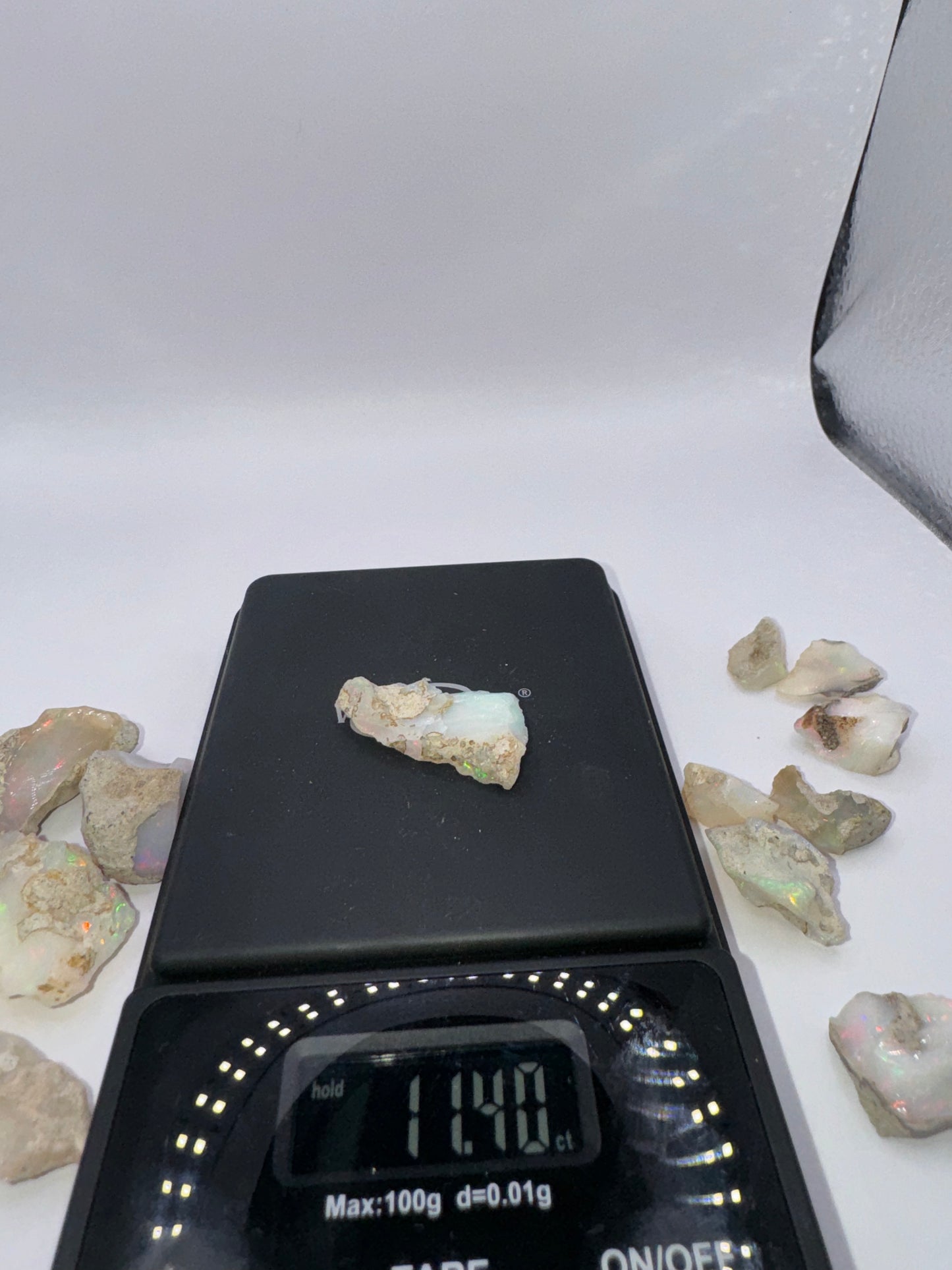 11 (16 opals: 199.05 cts)